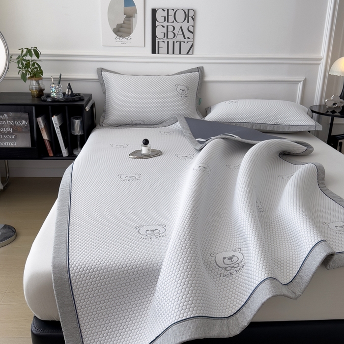 91家纺网 家纺一手货源 找家纺 印季家纺 2026新款凉感系列-卡通凉感丝泡泡软席（床席款） 小熊-灰