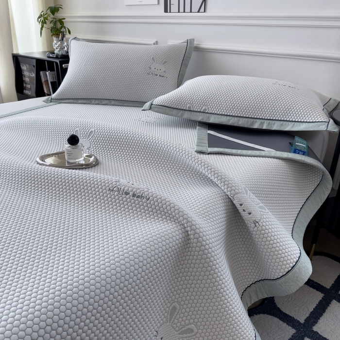 91家纺网 家纺一手货源 找家纺 印季家纺 2026新款凉感系列-卡通凉感丝泡泡软席（床席款） 兔子-绿