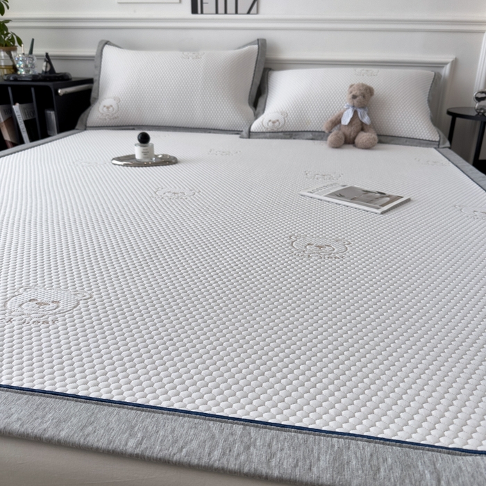 91家纺网 家纺一手货源 找家纺 印季家纺 2026新款凉感系列-卡通凉感丝泡泡软席（床席款） 小熊-咖