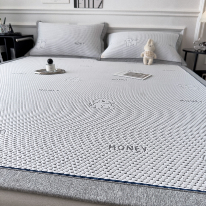 91家纺网 家纺一手货源 找家纺 印季家纺 2026新款凉感系列-卡通凉感丝泡泡软席（床席款） 小狗-灰