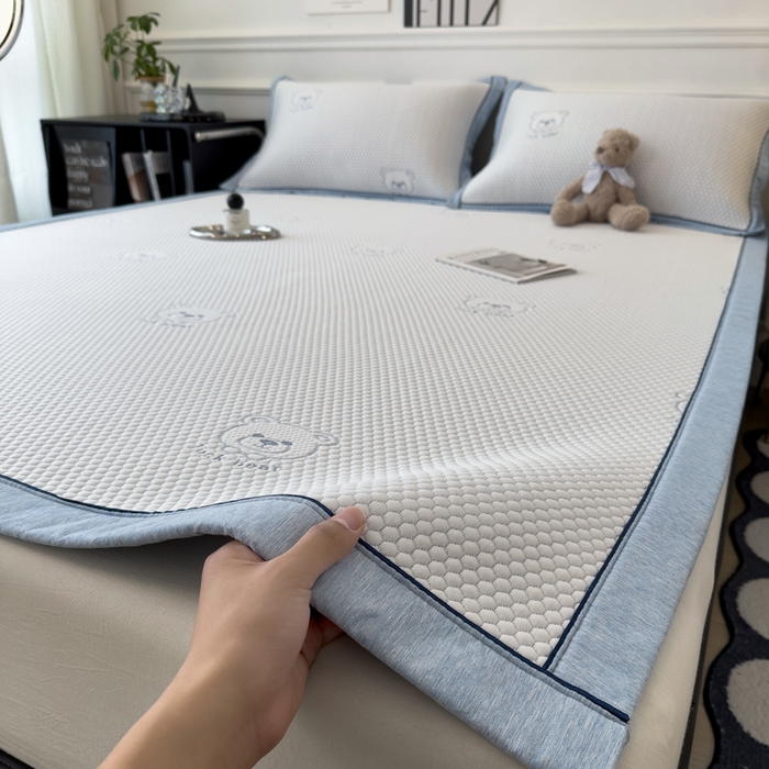 91家纺网 家纺一手货源 找家纺 印季家纺 2026新款凉感系列-卡通凉感丝泡泡软席（床席款） 小熊-蓝