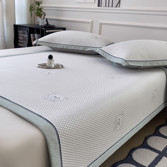 91家纺网 家纺一手货源 找家纺 印季家纺 2026新款凉感系列-卡通凉感丝泡泡软席（床席款） 小熊-绿