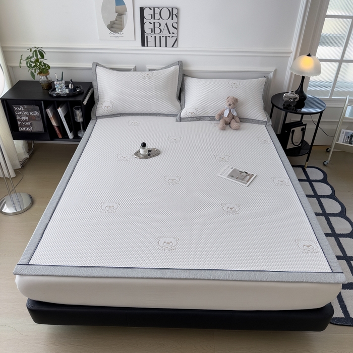 91家纺网 家纺一手货源 找家纺 印季家纺 2026新款凉感系列-卡通凉感丝泡泡软席（床席款） 小熊-咖