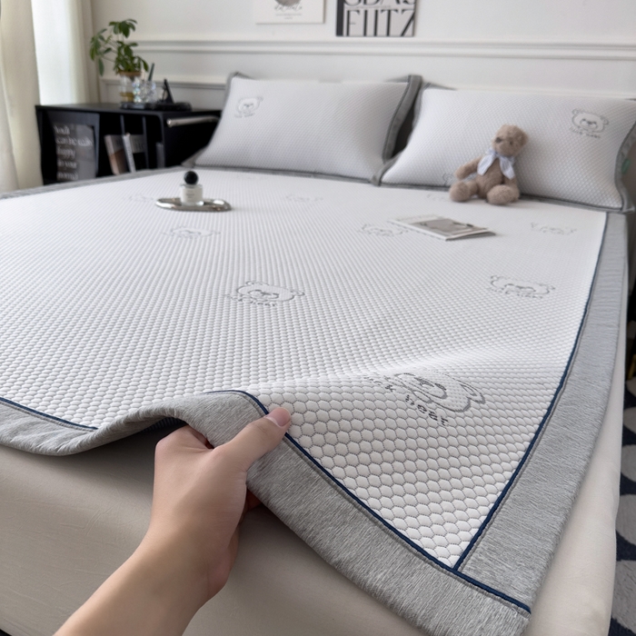 91家纺网 家纺一手货源 找家纺 印季家纺 2026新款凉感系列-卡通凉感丝泡泡软席（床席款） 小熊-灰