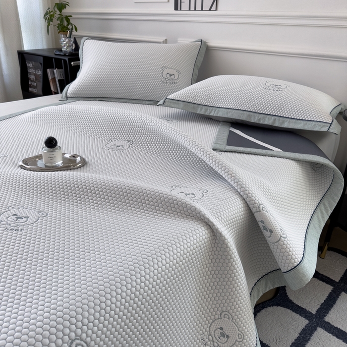 91家纺网 家纺一手货源 找家纺 印季家纺 2026新款凉感系列-卡通凉感丝泡泡软席（床席款） 小熊-绿