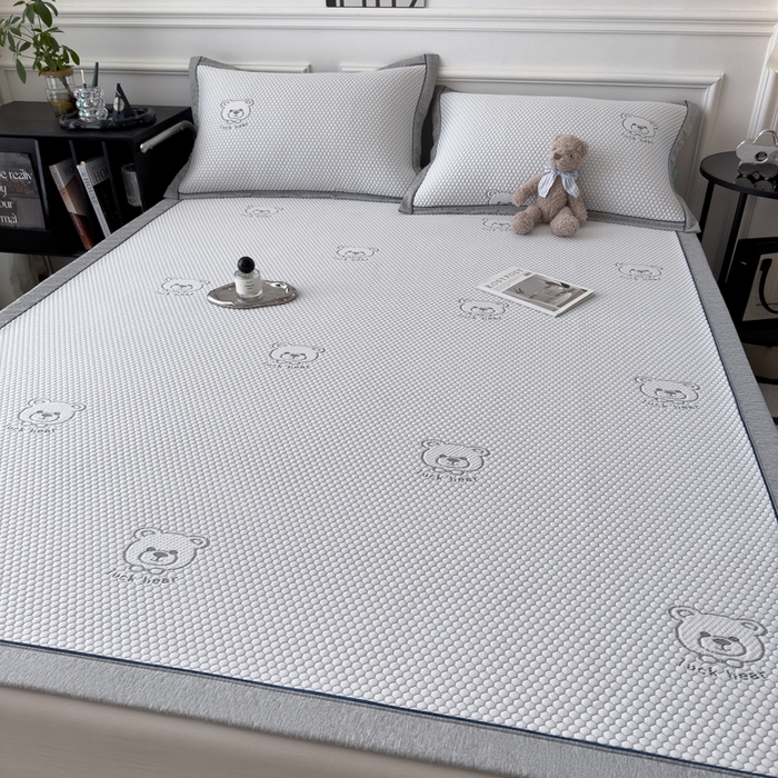 91家纺网 家纺一手货源 找家纺 印季家纺 2026新款凉感系列-卡通凉感丝泡泡软席（床席款） 小熊-灰