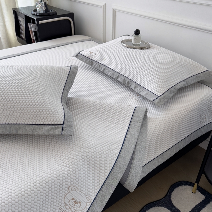 91家纺网 家纺一手货源 找家纺 印季家纺 2026新款凉感系列-卡通凉感丝泡泡软席（床席款） 小熊-咖