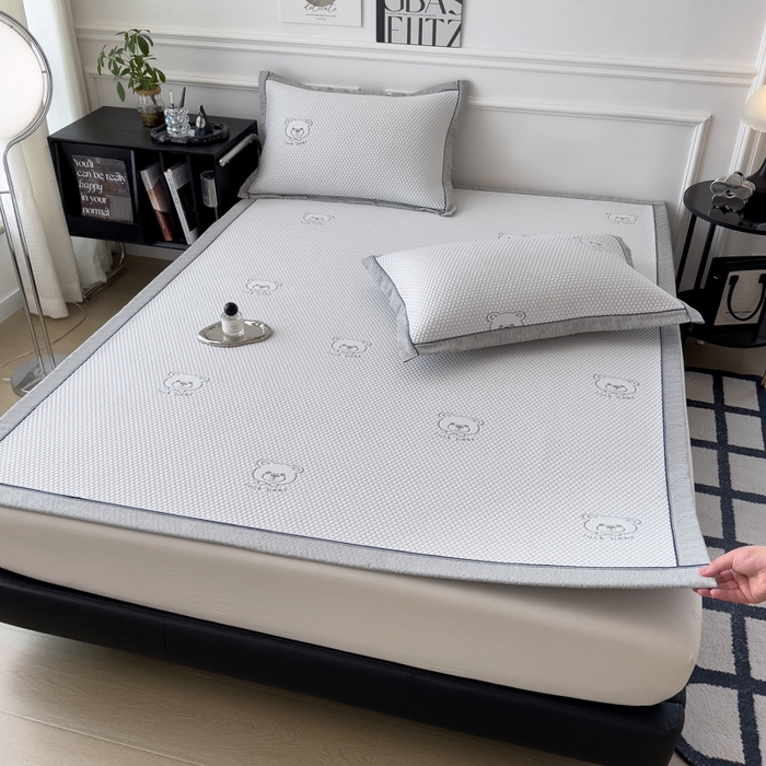 91家纺网 家纺一手货源 找家纺 印季家纺 2026新款凉感系列-卡通凉感丝泡泡软席（床席款） 小熊-灰