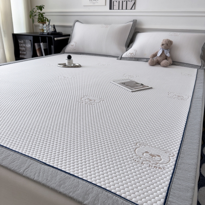 91家纺网 家纺一手货源 找家纺 印季家纺 2026新款凉感系列-卡通凉感丝泡泡软席（床席款） 小熊-咖