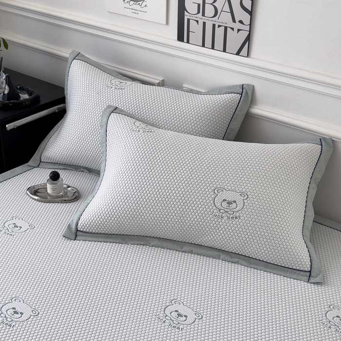 91家纺网 家纺一手货源 找家纺 印季家纺 2026新款凉感系列-卡通凉感丝泡泡软席（床席款） 小熊-绿