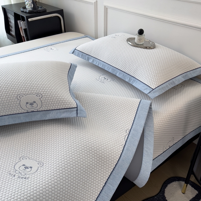 91家纺网 家纺一手货源 找家纺 印季家纺 2026新款凉感系列-卡通凉感丝泡泡软席（床席款） 小熊-蓝