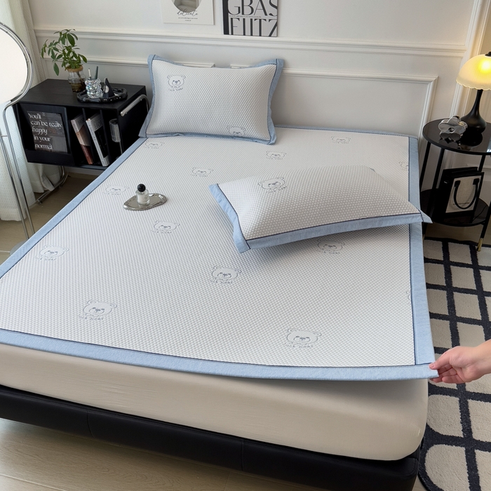 91家纺网 家纺一手货源 找家纺 印季家纺 2026新款凉感系列-卡通凉感丝泡泡软席（床席款） 小熊-蓝