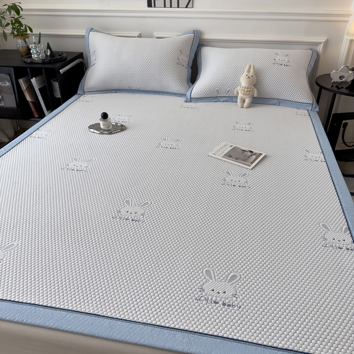 91家纺网 家纺一手货源 找家纺 印季家纺 2026新款凉感系列-卡通凉感丝泡泡软席（床席款） 兔子-蓝