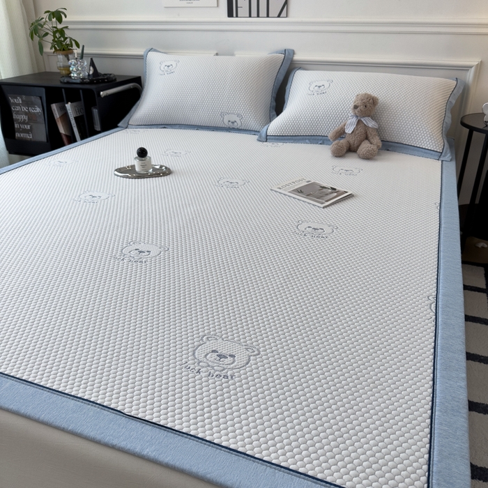 91家纺网 家纺一手货源 找家纺 印季家纺 2026新款凉感系列-卡通凉感丝泡泡软席（床席款） 小熊-蓝