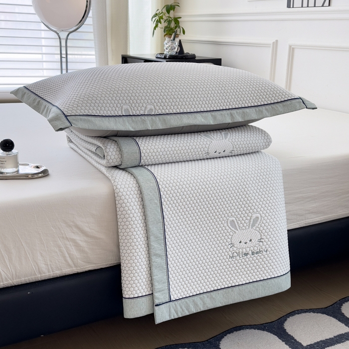 91家纺网 家纺一手货源 找家纺 印季家纺 2026新款凉感系列-卡通凉感丝泡泡软席（床席款） 兔子-绿