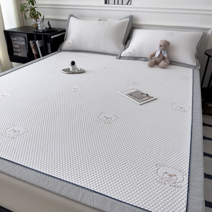 91家纺网 家纺一手货源 找家纺 印季家纺 2026新款凉感系列-卡通凉感丝泡泡软席（床席款） 小熊-咖