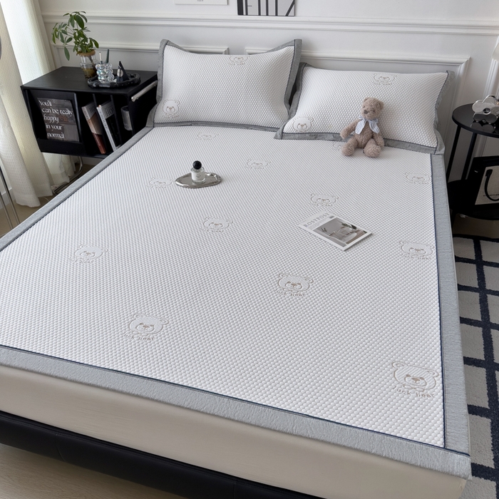 91家纺网 家纺一手货源 找家纺 印季家纺 2026新款凉感系列-卡通凉感丝泡泡软席（床席款） 小熊-咖