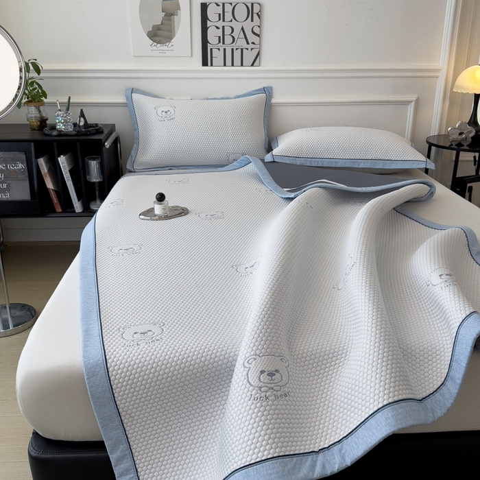 91家纺网 家纺一手货源 找家纺 印季家纺 2026新款凉感系列-卡通凉感丝泡泡软席（床席款） 小熊-蓝