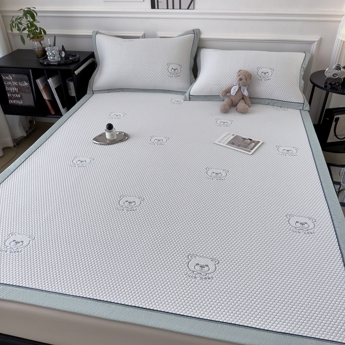 91家纺网 家纺一手货源 找家纺 印季家纺 2026新款凉感系列-卡通凉感丝泡泡软席（床席款） 小熊-绿