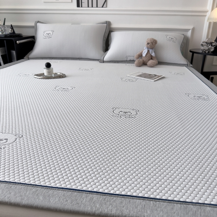 91家纺网 家纺一手货源 找家纺 印季家纺 2026新款凉感系列-卡通凉感丝泡泡软席（床席款） 小熊-灰