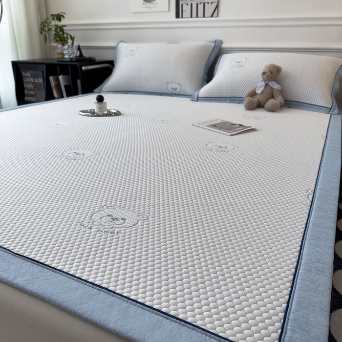 91家纺网 家纺一手货源 找家纺 印季家纺 2026新款凉感系列-卡通凉感丝泡泡软席（床席款） 小熊-蓝