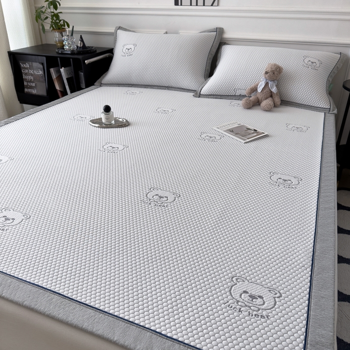91家纺网 家纺一手货源 找家纺 印季家纺 2026新款凉感系列-卡通凉感丝泡泡软席（床席款） 小熊-灰