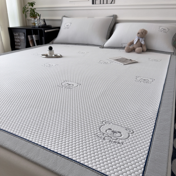 91家纺网 家纺一手货源 找家纺 印季家纺 2026新款凉感系列-卡通凉感丝泡泡软席（床席款） 小熊-灰