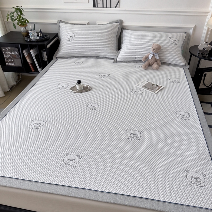 91家纺网 家纺一手货源 找家纺 印季家纺 2026新款凉感系列-卡通凉感丝泡泡软席（床席款） 小熊-灰