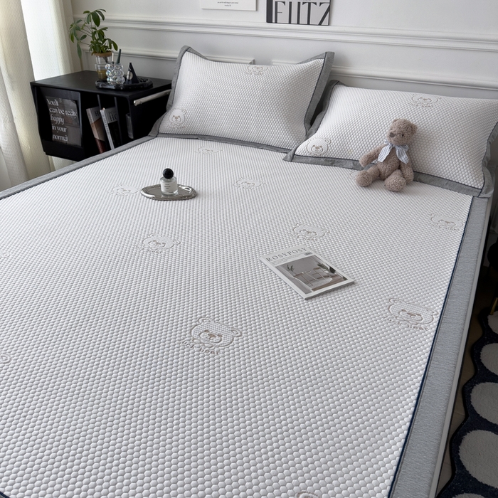 91家纺网 家纺一手货源 找家纺 印季家纺 2026新款凉感系列-卡通凉感丝泡泡软席（床席款） 小熊-咖