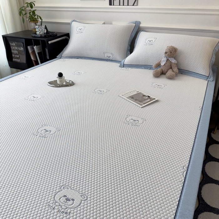 91家纺网 家纺一手货源 找家纺 印季家纺 2026新款凉感系列-卡通凉感丝泡泡软席（床席款） 小熊-蓝