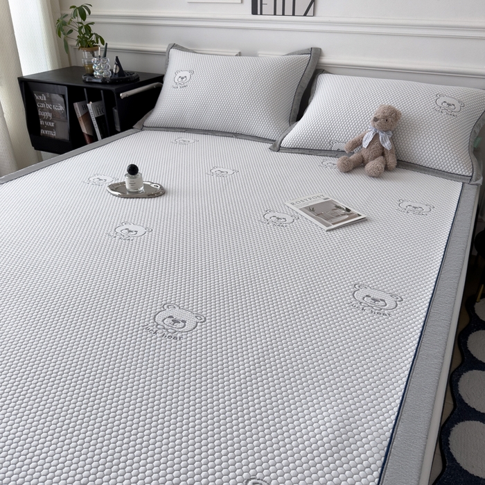 91家纺网 家纺一手货源 找家纺 印季家纺 2026新款凉感系列-卡通凉感丝泡泡软席（床席款） 小熊-灰