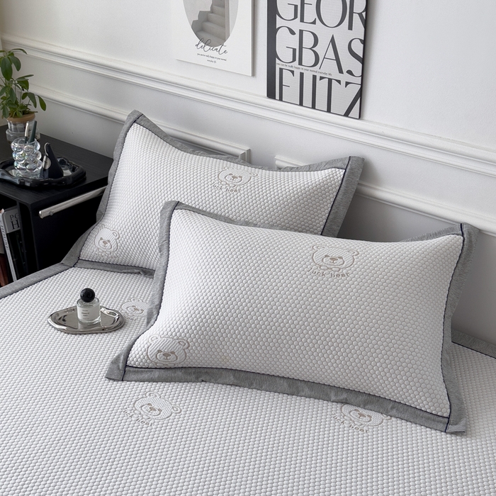 91家纺网 家纺一手货源 找家纺 印季家纺 2026新款凉感系列-卡通凉感丝泡泡软席（床席款） 小熊-咖