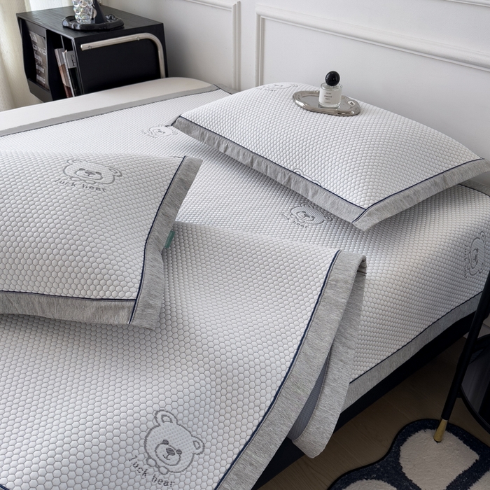 91家纺网 家纺一手货源 找家纺 印季家纺 2026新款凉感系列-卡通凉感丝泡泡软席（床席款） 小熊-灰