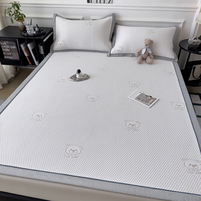 91家纺网 家纺一手货源 找家纺 印季家纺 2026新款凉感系列-卡通凉感丝泡泡软席（床席款） 小熊-咖