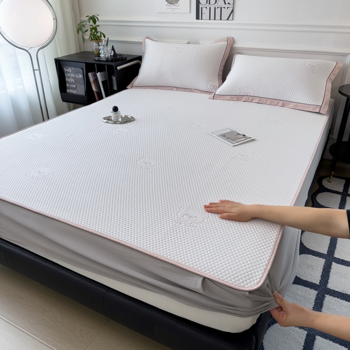 91家纺网 家纺一手货源 找家纺 印季家纺 2026新款凉感系列-卡通凉感丝泡泡软席（床笠款） 小熊-粉