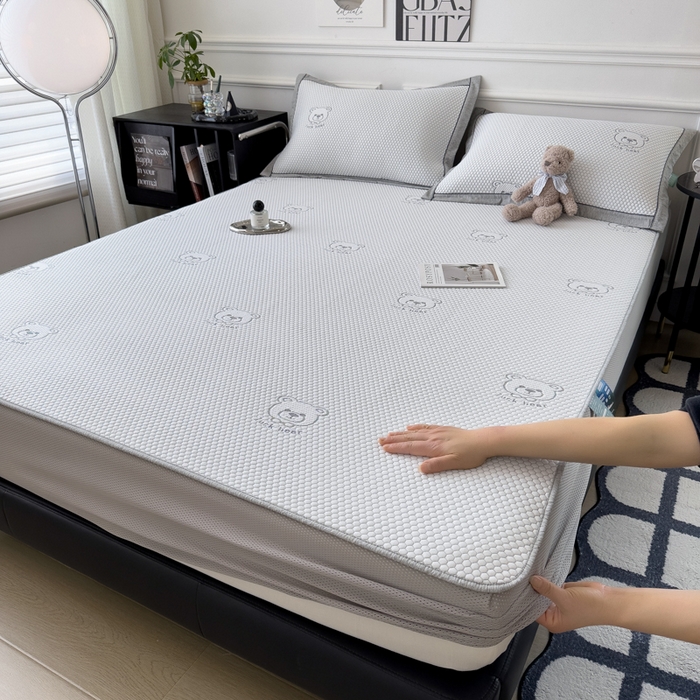 91家纺网 家纺一手货源 找家纺 印季家纺 2026新款凉感系列-卡通凉感丝泡泡软席（床笠款） 小熊-灰