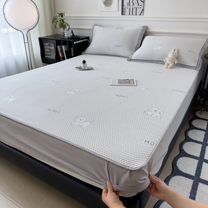 91家纺网 家纺一手货源 找家纺 印季家纺 2026新款凉感系列-卡通凉感丝泡泡软席（床笠款） 小狗-灰