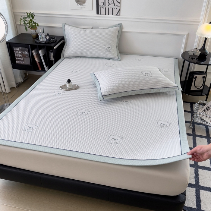 91家纺网 家纺一手货源 找家纺 印季家纺 2026新款凉感系列-卡通凉感丝泡泡软席（床笠款） 小熊-绿