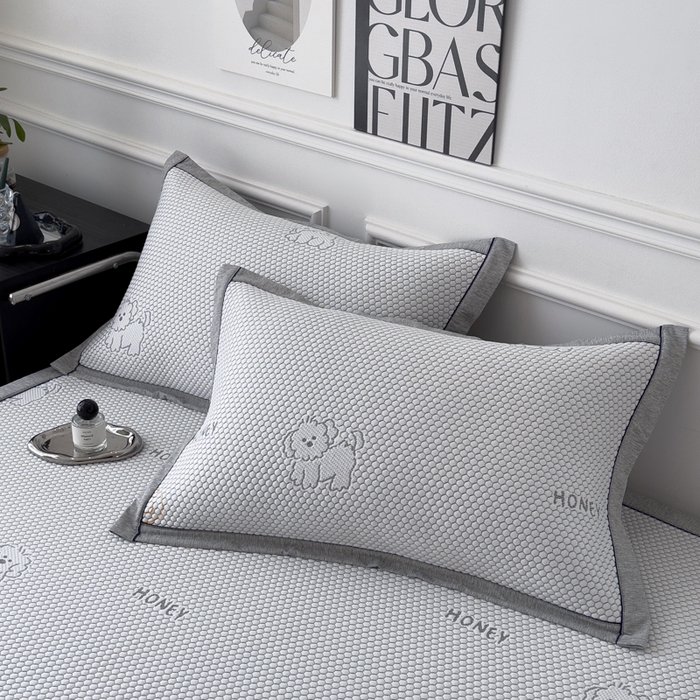 91家纺网 家纺一手货源 找家纺 印季家纺 2026新款凉感系列-卡通凉感丝泡泡软席（床笠款） 小狗-灰