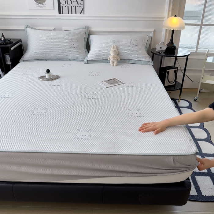 91家纺网 家纺一手货源 找家纺 印季家纺 2026新款凉感系列-卡通凉感丝泡泡软席（床笠款） 兔子-绿