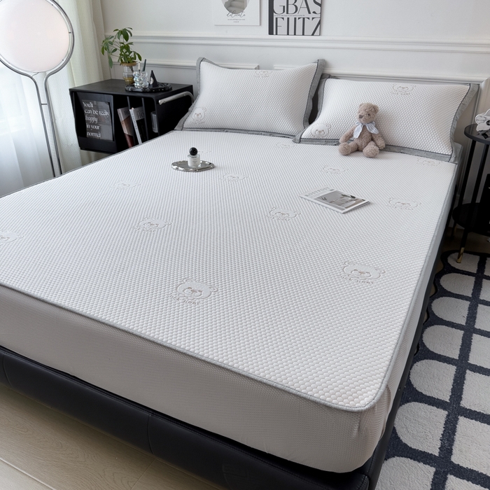 91家纺网 家纺一手货源 找家纺 印季家纺 2026新款凉感系列-卡通凉感丝泡泡软席（床笠款） 小熊-咖