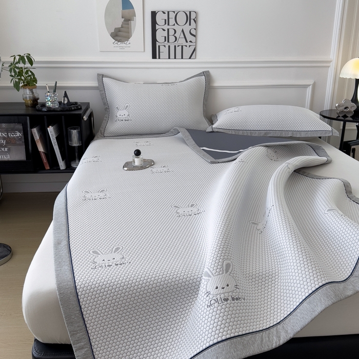 91家纺网 家纺一手货源 找家纺 印季家纺 2026新款凉感系列-卡通凉感丝泡泡软席（床笠款） 兔子-灰