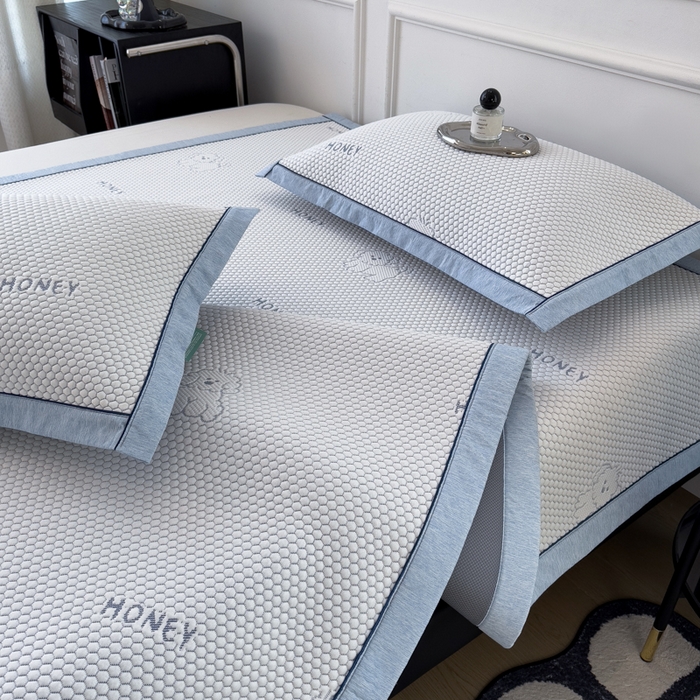 91家纺网 家纺一手货源 找家纺 印季家纺 2026新款凉感系列-卡通凉感丝泡泡软席（床笠款） 小狗-蓝