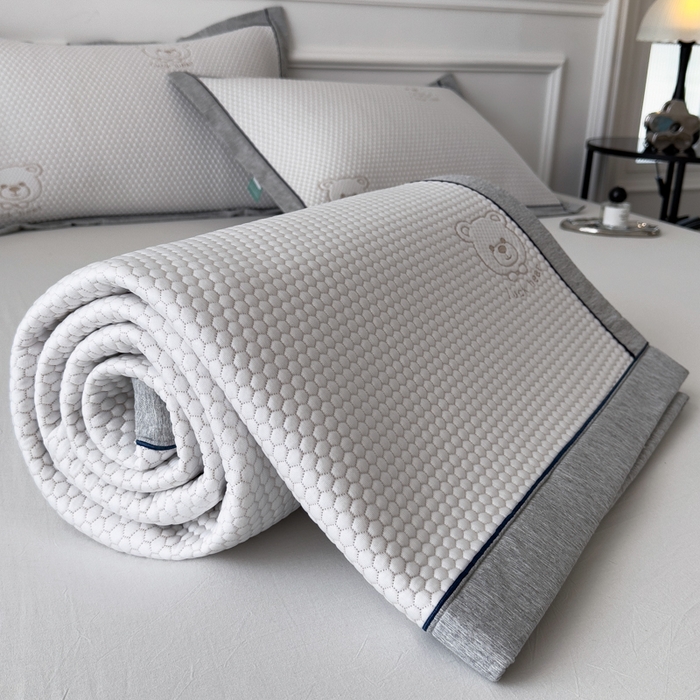 91家纺网 家纺一手货源 找家纺 印季家纺 2026新款凉感系列-卡通凉感丝泡泡软席（床笠款） 小熊-咖