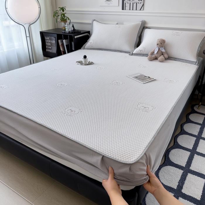 91家纺网 家纺一手货源 找家纺 印季家纺 2026新款凉感系列-卡通凉感丝泡泡软席（床笠款） 小熊-咖