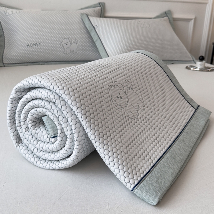 91家纺网 家纺一手货源 找家纺 印季家纺 2026新款凉感系列-卡通凉感丝泡泡软席（床笠款） 小狗-绿