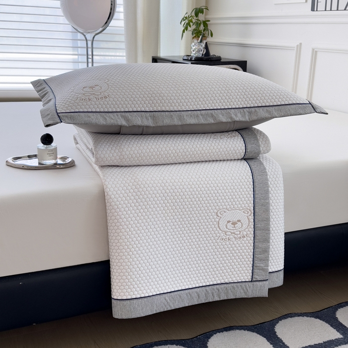 91家纺网 家纺一手货源 找家纺 印季家纺 2026新款凉感系列-卡通凉感丝泡泡软席（床笠款） 小熊-咖