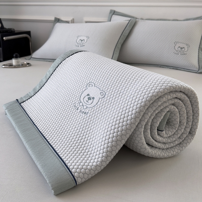 91家纺网 家纺一手货源 找家纺 印季家纺 2026新款凉感系列-卡通凉感丝泡泡软席（床笠款） 小熊-绿