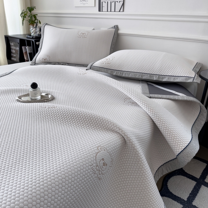 91家纺网 家纺一手货源 找家纺 印季家纺 2026新款凉感系列-卡通凉感丝泡泡软席（床笠款） 小熊-咖