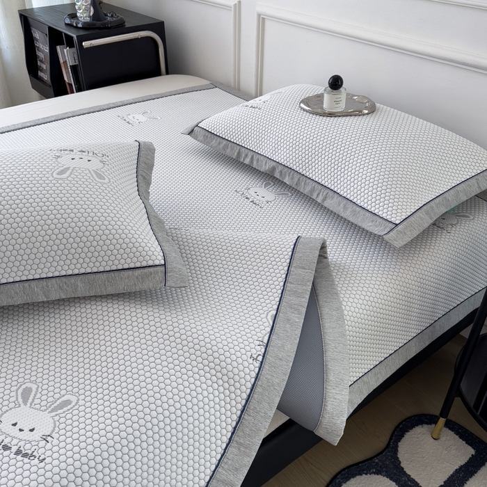 91家纺网 家纺一手货源 找家纺 印季家纺 2026新款凉感系列-卡通凉感丝泡泡软席（床笠款） 兔子-灰